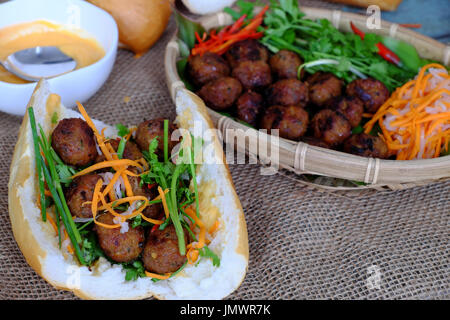 Vietnamesische Speisen, Banh mi Thit Nuong oder Vietnam Brot aus gegrilltem Fleisch, ist das beliebte Essen und besondere Kultur in Vietnam Küche Stockfoto