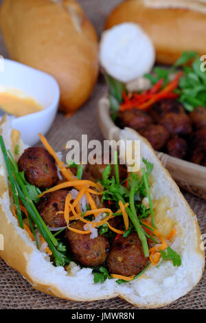 Vietnamesische Speisen, Banh mi Thit Nuong oder Vietnam Brot aus gegrilltem Fleisch, ist das beliebte Essen und besondere Kultur in Vietnam Küche Stockfoto