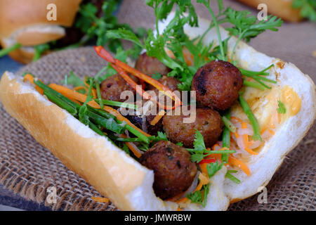 Vietnamesische Speisen, Banh mi Thit Nuong oder Vietnam Brot aus gegrilltem Fleisch, ist das beliebte Essen und besondere Kultur in Vietnam Küche Stockfoto