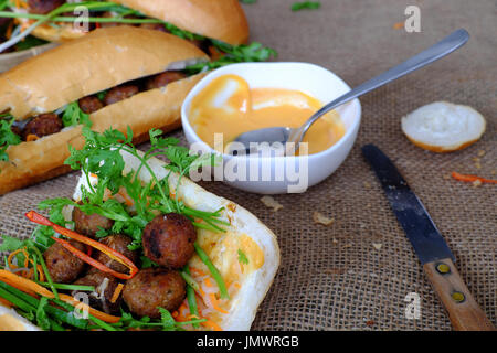 Vietnamesische Speisen, Banh mi Thit Nuong oder Vietnam Brot aus gegrilltem Fleisch, ist das beliebte Essen und besondere Kultur in Vietnam Küche Stockfoto