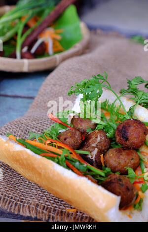 Vietnamesische Speisen, Banh mi Thit Nuong oder Vietnam Brot aus gegrilltem Fleisch, ist das beliebte Essen und besondere Kultur in Vietnam Küche Stockfoto