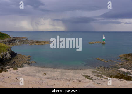 Strand und Leuchtturm unter einem bedrohlichen Himmel Pléneuf-Val-André, einer Gemeinde im Département Côtes-d ' Armor Bretagne im Nordwesten Frankreichs. Stockfoto