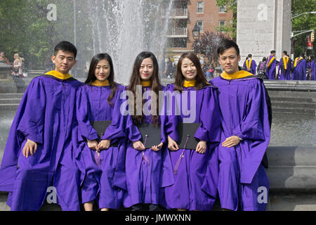 Eine Gruppe von chinesischen Studenten an der NYU feiern ihren Abschluss im Washington Square Park in Greenwich Village, Manhattan, New York City Stockfoto