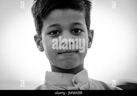 Jama Masjid, Old Delhi, Indien - 24. Juni 2017: Schwarzweiß-Bild von portrait einer niedlichen indischer Junge, kam Gebet zu sprechen, da Sie die las Feiern Stockfoto