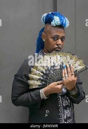 Gestellten Porträt eines selbst proklamierte Hexe bei der jährlichen Witchsfest auf Astor Place in Greenwich Village, Manhattan, New York City. Stockfoto