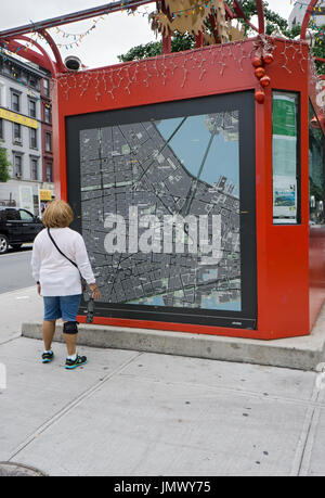 Check-out eine Karte der Innenstadt von Manhattan Chinatown-Informations-Kiosk an der Canal Street in Neqw York City Tourist. Stockfoto