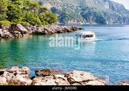 Dubrovnik, Kroatien - 19. August 2016: Motorboot Yachten auf Lokrum Insel an der Adria, Dubrovnik, Dalmatien, Kroatien Stockfoto