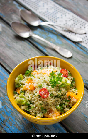 Taboulé Salat auf einem rustikalen Tisch Stockfoto