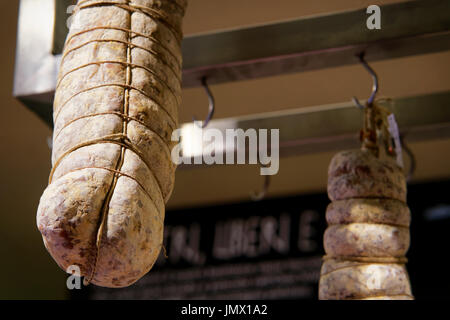 Hängende geheilt italienische Wurst am Stall in Florenz, Toskana, Italien Stockfoto