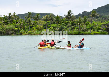 Mein Mann und Sohn Kanufahren auf einem See-Steckdose in der Nähe, die aus dem Ozean in Kenting, Taiwan. So viel Spaß gemacht, aber ein heißer Sommertag. Stockfoto