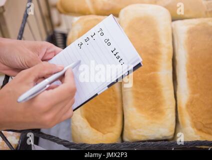 Digital Composite To do Liste Text auf Seite mit Brot Stockfoto