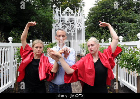 Eine Probe des Pablo Bronstein (Mitte) Ballett The Rose Walk erfolgt durch klassisch ausgebildeter Tänzer Rosalie Wahlfrid und Emilia Gasiorek (links) bei der Jupiter Artland in West Lothian, die für den diesjährigen Edinburgh Art Festival in Auftrag gegeben wurde. Stockfoto