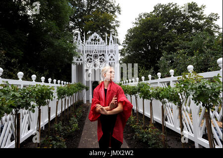 Eine Probe des Pablo Bronsteins Balletts The Rose Walk erfolgt durch klassisch ausgebildete Tänzerin Emilia Gasiorek bei Jupiter Artland in West Lothian, die für den diesjährigen Edinburgh Art Festival in Auftrag gegeben wurde. Stockfoto