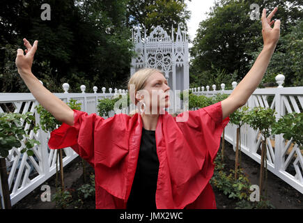 Eine Probe des Pablo Bronsteins Balletts The Rose Walk erfolgt durch klassisch ausgebildete Tänzerin Emilia Gasiorek bei Jupiter Artland in West Lothian, die für den diesjährigen Edinburgh Art Festival in Auftrag gegeben wurde. Stockfoto