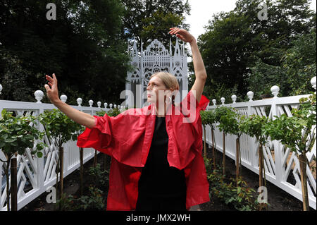 Eine Probe des Pablo Bronsteins Balletts The Rose Walk erfolgt durch klassisch ausgebildete Tänzerin Emilia Gasiorek bei Jupiter Artland in West Lothian, die für den diesjährigen Edinburgh Art Festival in Auftrag gegeben wurde. Stockfoto