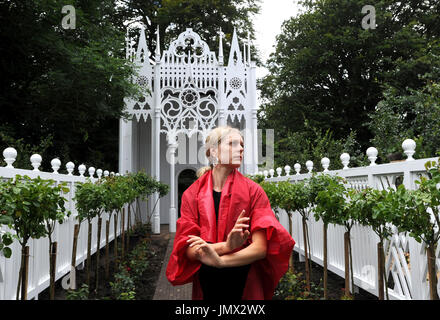 Eine Probe des Pablo Bronsteins Balletts The Rose Walk erfolgt durch klassisch ausgebildete Tänzerin Emilia Gasiorek bei Jupiter Artland in West Lothian, die für den diesjährigen Edinburgh Art Festival in Auftrag gegeben wurde. Stockfoto