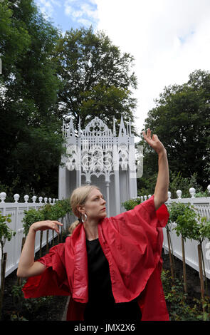 Eine Probe des Pablo Bronsteins Balletts The Rose Walk erfolgt durch klassisch ausgebildete Tänzerin Emilia Gasiorek bei Jupiter Artland in West Lothian, die für den diesjährigen Edinburgh Art Festival in Auftrag gegeben wurde. Stockfoto