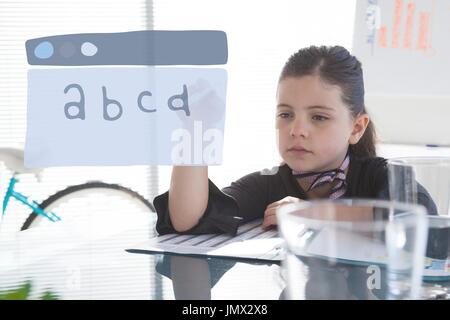 Digitalen Verbund aus Bildung Symbol gegen Büro Kind Mädchen schreiben Hintergrund Stockfoto