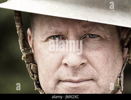 Zweiten Weltkrieg Ära Soldat Brodie-Helm zu tragen. Stockfoto