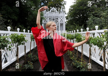 Eine Probe des Pablo Bronsteins Balletts The Rose Walk erfolgt durch klassisch ausgebildete Tänzerin Emilia Gasiorek bei Jupiter Artland in West Lothian, die für den diesjährigen Edinburgh Art Festival in Auftrag gegeben wurde. Stockfoto