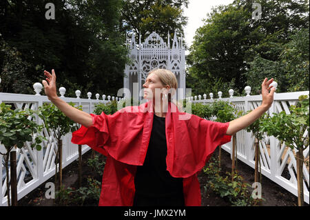 Eine Probe des Pablo Bronsteins Balletts The Rose Walk erfolgt durch klassisch ausgebildete Tänzerin Emilia Gasiorek bei Jupiter Artland in West Lothian, die für den diesjährigen Edinburgh Art Festival in Auftrag gegeben wurde. Stockfoto