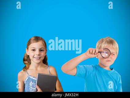 Digital Composite Kinder mit Lupe vor blauem Hintergrund Stockfoto