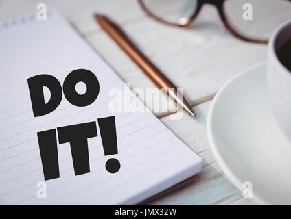 Digitalen Verbund von Do It!  Text auf Seite mit Brille und Stift Stockfoto