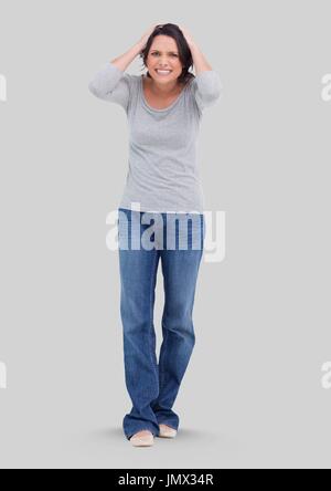 Digitalen Verbund aus Ganzkörper Portrait von gestressten Frau mit grauem Hintergrund Stockfoto