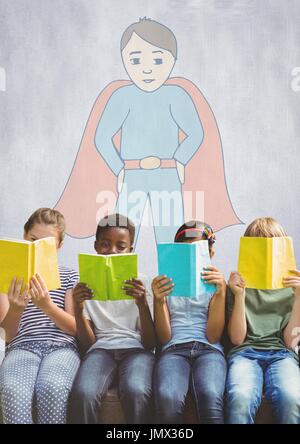 Digital zusammengesetzte Gruppe von Kindern lesen Bücher vor Superhelden zeichnen Stockfoto