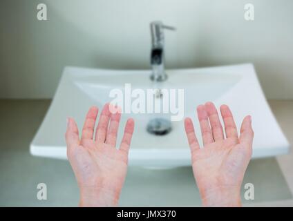 Digitalen Verbund aus Händewaschen im Waschbecken Stockfoto