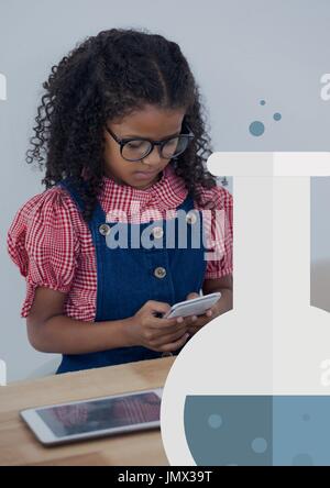 Digitalen Verbund aus Wissenschaft Symbol gegen Kind Büromädchen Blick auf ein Handy Hintergrund Stockfoto