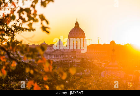 St.-Peter-Basilika in der Abenddämmerung gesehen vom Pincio-Hügel in Villa Borghese Gärten, Rom, Latium, Italien Stockfoto