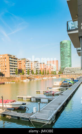 neue Wohngebäude der Westhafen mit Westhafen tower im Hintergrund, Liegeplätze und Vergnügen Boote, Frankfurt Am Main, Hessen, Deutschland Stockfoto