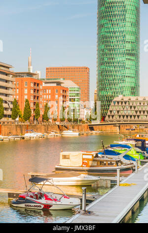 neue Wohngebäude der Westhafen mit Westhafen tower im Hintergrund, Liegeplätze und Vergnügen Boote, Frankfurt Am Main, Hessen, Deutschland Stockfoto