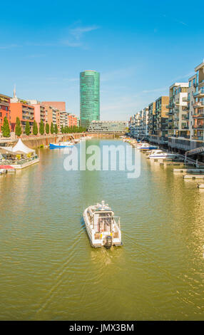 neue Wohngebäude der Westhafen mit Westhafen tower im Hintergrund, Liegeplätze und Vergnügen Boote, Frankfurt Am Main, Hessen, Deutschland Stockfoto