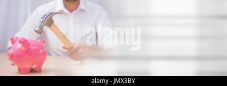 Digitalen Verbund von Mann mit einem Hammer und einem Sparschwein Stockfoto