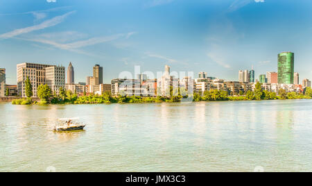Panoramablick auf die Skyline von Frankfurt, Ausflugsschiff im Vordergrund, wie aus dem südlichen Ufer des Flusses Haupt, Frankfurt Am Main, Hessen, Deutschland Stockfoto