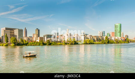 Panoramablick auf die Skyline von Frankfurt, Ausflugsschiff im Vordergrund, wie aus dem südlichen Ufer des Flusses Haupt, Frankfurt Am Main, Hessen, Deutschland Stockfoto