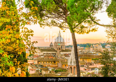 St.-Peter-Basilika in der Abenddämmerung gesehen vom Pincio-Hügel in Villa Borghese Gärten, Rom, Latium, Italien Stockfoto