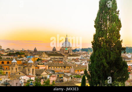 St.-Peter-Basilika in der Abenddämmerung gesehen vom Pincio-Hügel in Villa Borghese Gärten, Rom, Latium, Italien Stockfoto