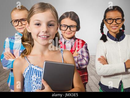 Digitalen Verbund von Mädchen mit Tablet vor grauen Wand Stockfoto