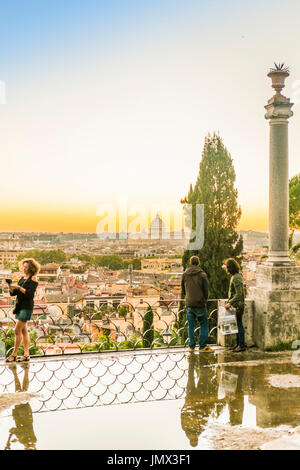 Touristen in Gärten der Villa Borghese, Blick vom Pincio-Hügel mit st. Peter Basilika im Hintergrund, Rom, Latium, Italien Stockfoto