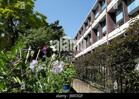 Gemeinschaftsgarten und Wohnungen auf der Golden Lane Estate in der Stadt London EC2 UK KATHY DEWITT Stockfoto