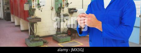 Digital Composite Mechanic Mannes mit einem Telefon Stockfoto