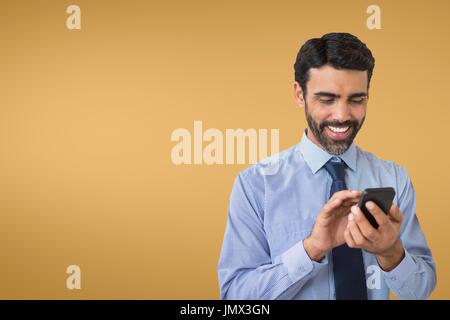 Digitalen Verbund aus glücklich Geschäftsmann mit dem Telefon orange Hintergrund Stockfoto