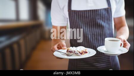 Digitalen Verbund aus Kleinunternehmen Besitzer Mann hält einen Kaffee und Kuchen Stockfoto