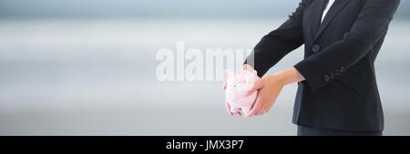 Digitalen Verbund von Frau hält ein Sparschwein Stockfoto