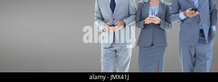 Digitalen Verbund von Geschäftsleuten mit Handys vor grauem Hintergrund Stockfoto