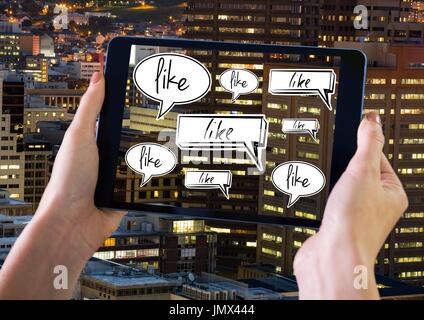 Digital Composite Tablet zu halten und wie Sprechblasen in Stadt Stockfoto