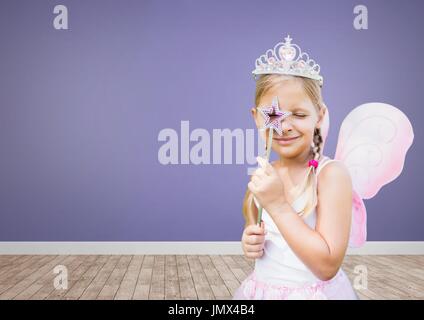 Digital Composite Prinzessin Mädchen im leeren Raum mit lila Hintergrund Stockfoto